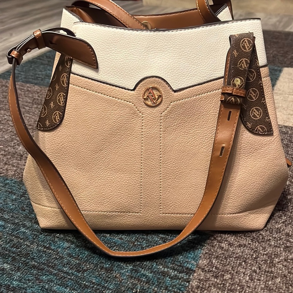 Adrienne Vittadini large Shoulder bag -NWOT